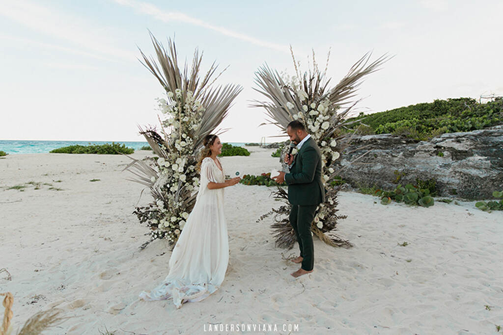 noivos em cerimônia na praia em destination wedding 