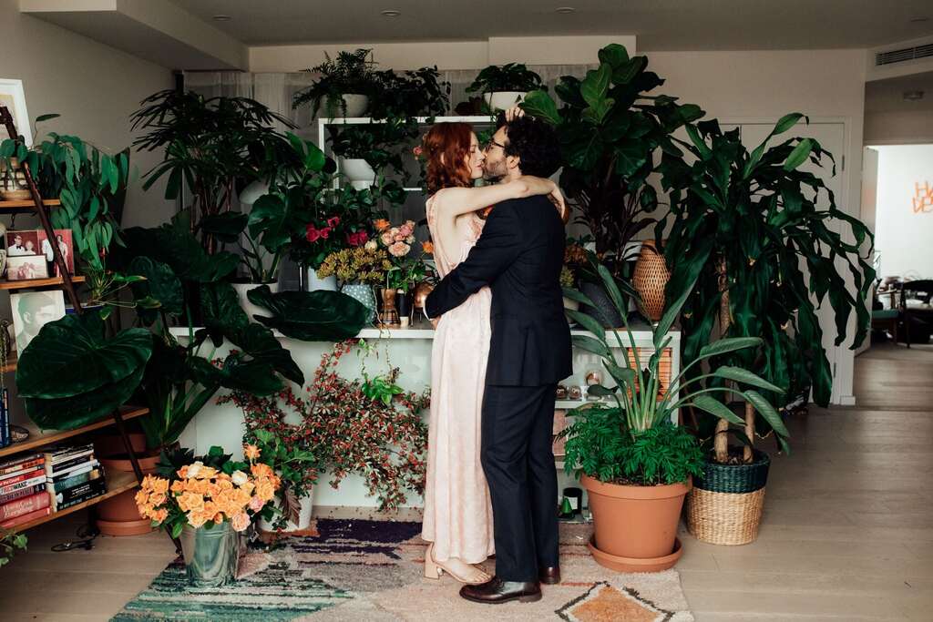 noivos se beijando em decoração de casamento sustentável