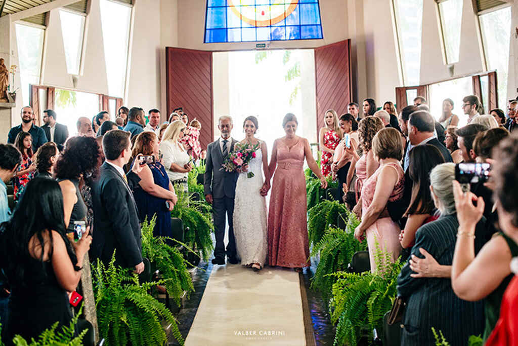 entrada da noiva em igreja decorada com samambaias