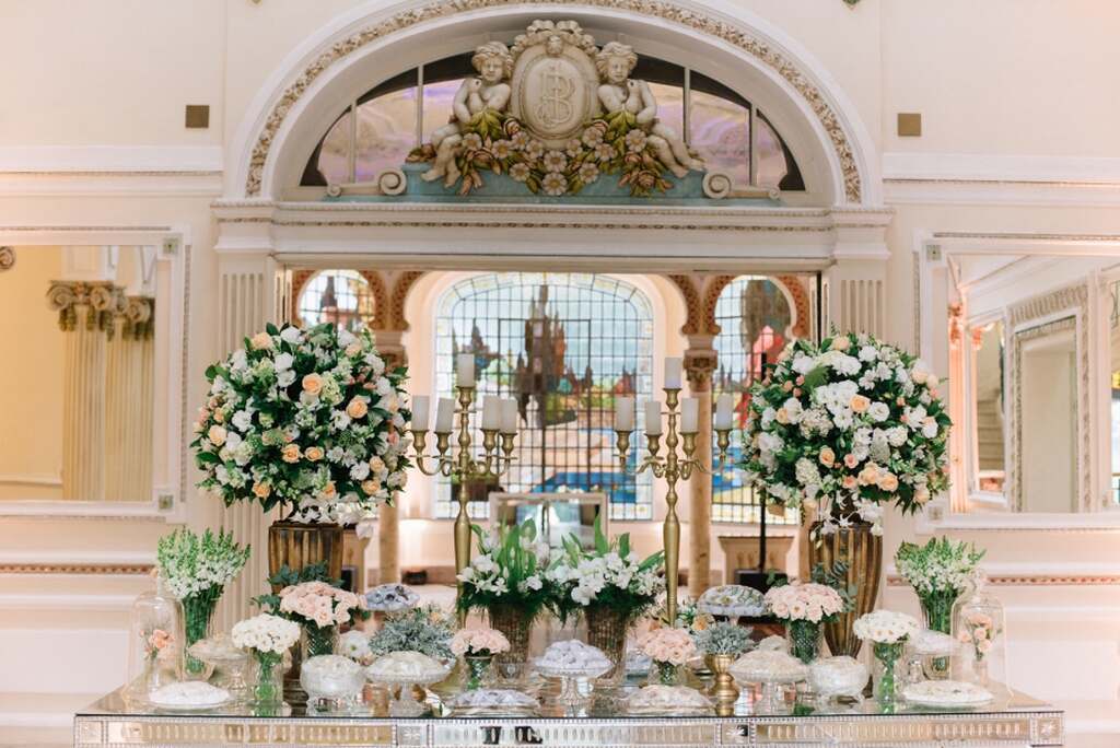 mesa de doces e bolo com decoração de casamento clássico em branco e azul