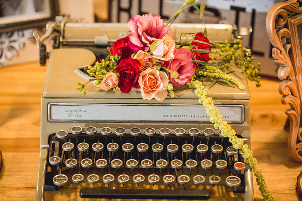 decoração de casamento vintage com máquina de escrever