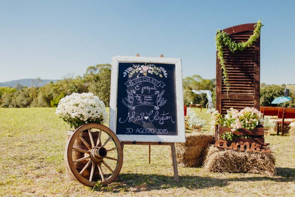 decoração de casamento rústico com porta e roda de madeira