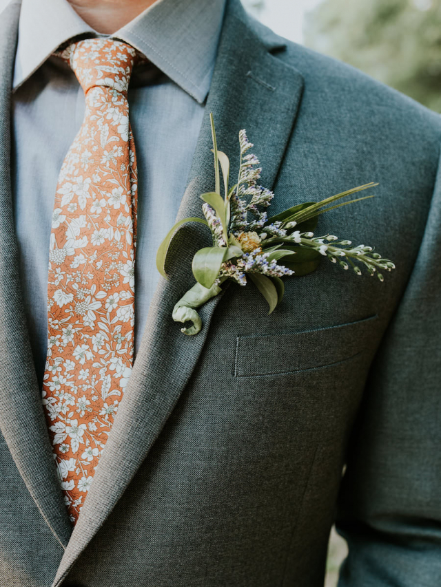 Escolhendo a gravata do noivo
