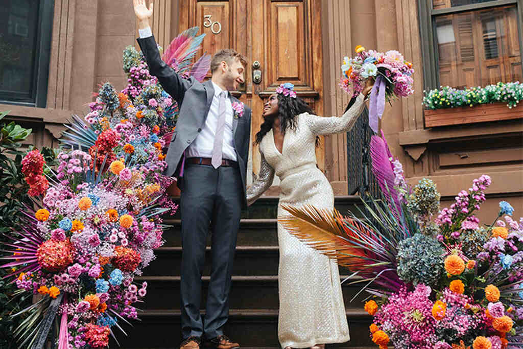 saídas dos noivos com decoração de casamento colorida e buque colorido