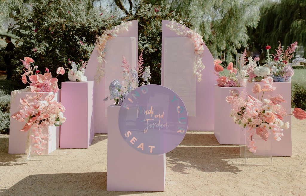 decoração de casamento com painéis na cor lilás 