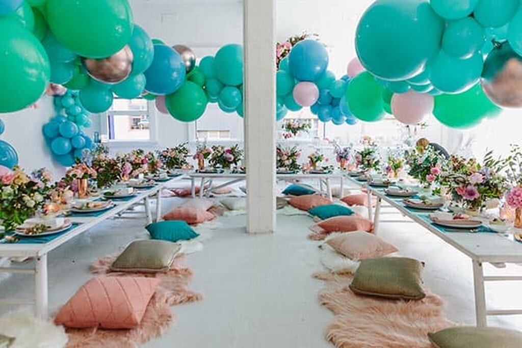 decoração de casamento com balões coloridos