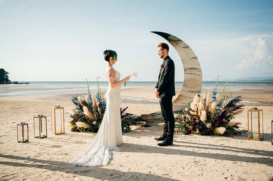 altar em formato de meia lua em elopement wedding na praia