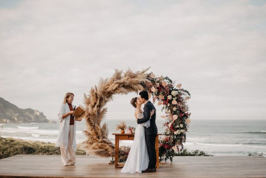 elopement wedding romantico com vista para a praia
