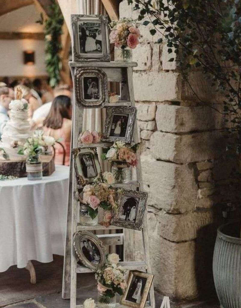 escada com fotos antigas em casamento com decoração shabby chic