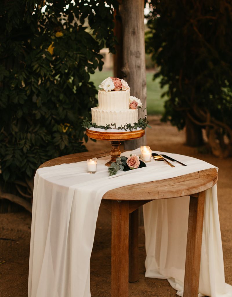 mesa de bolo com decoração de casamento simples