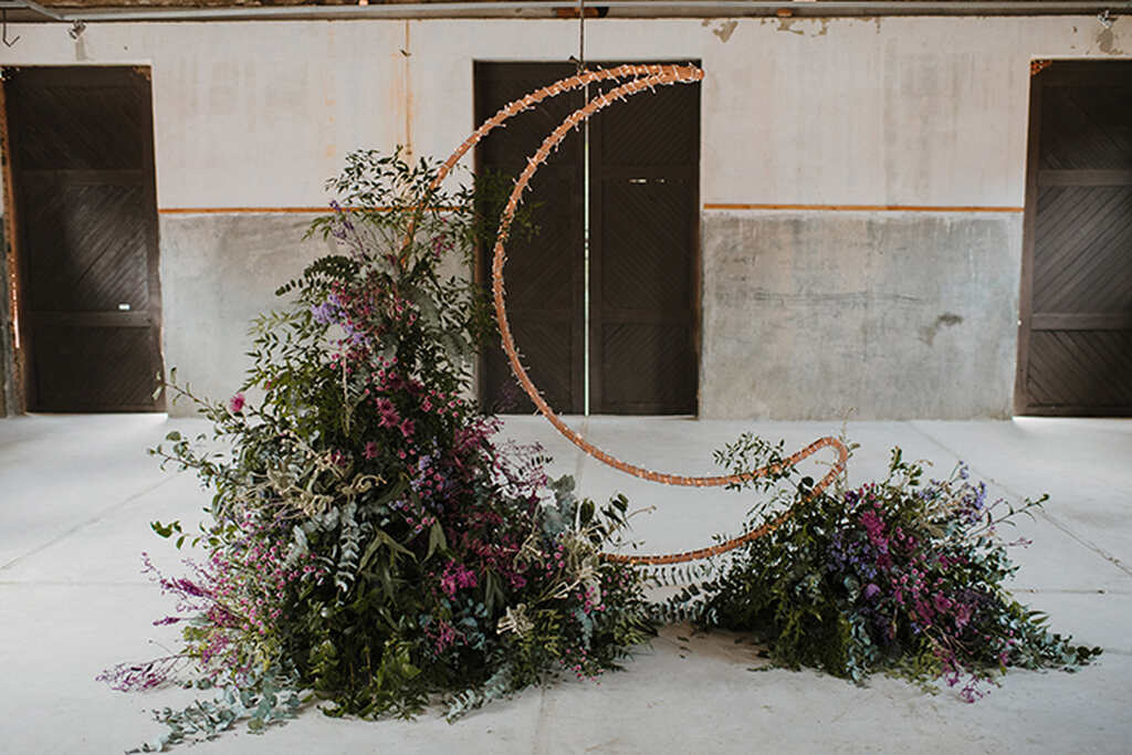altar com decoração de casamento com lua e flores