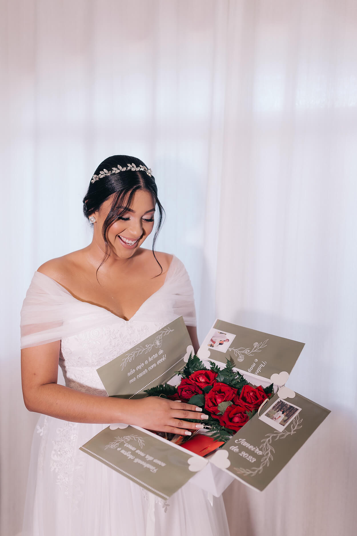 Noiva segurando caixa com rosas vermelhas