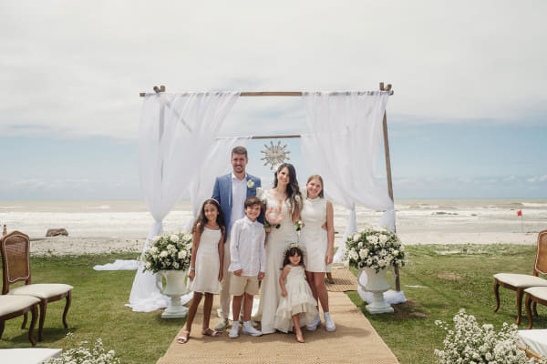 capa post: Noivos ao lado das daminhas e pajem