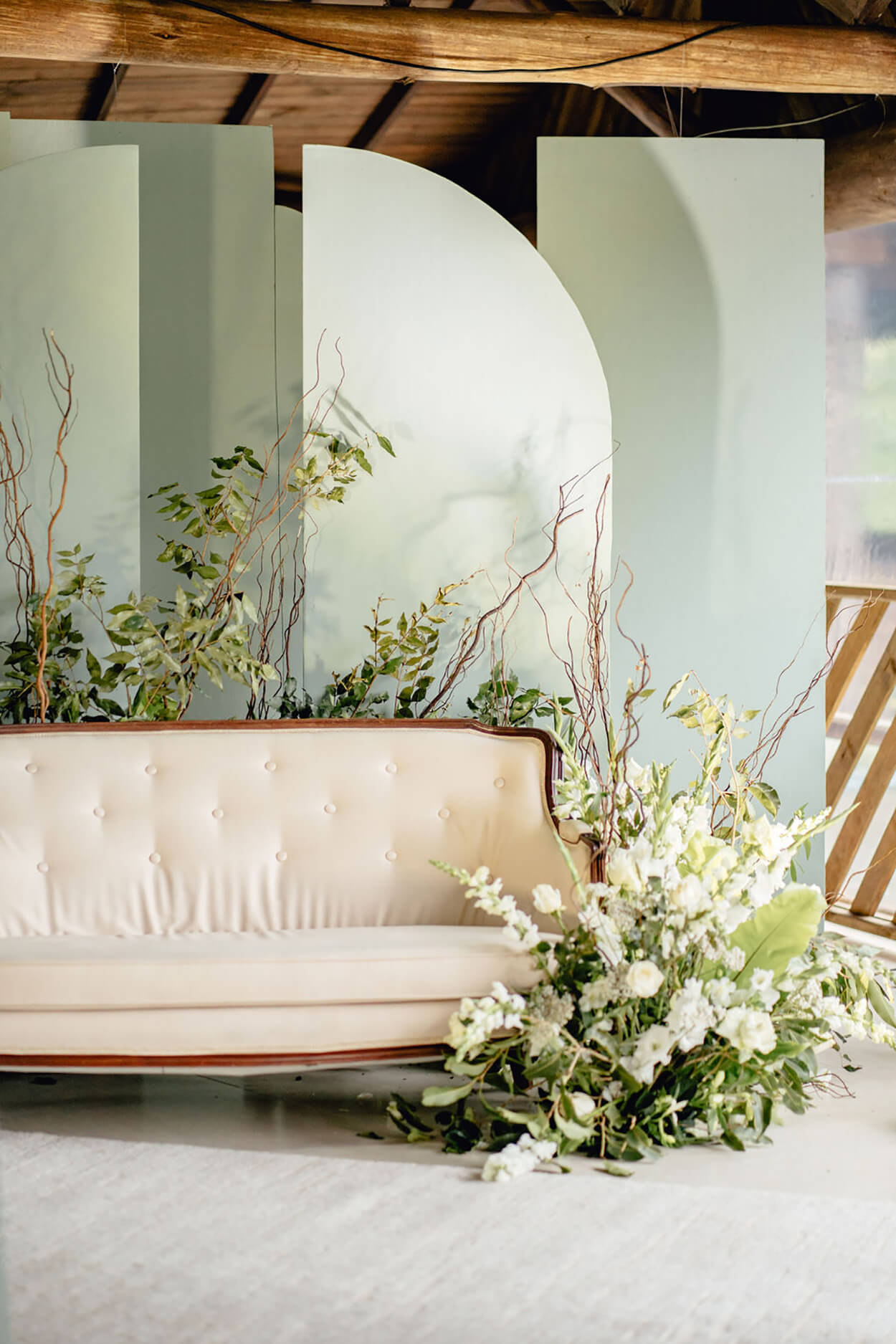 sofa branco decorado com flores brancas