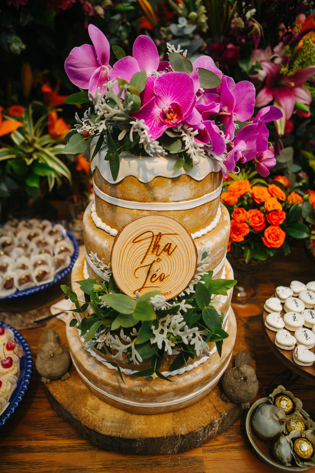 Bolo de casamento naked cake com tres andares plca de madeira com os nomes do noivos e orquideas fucsia