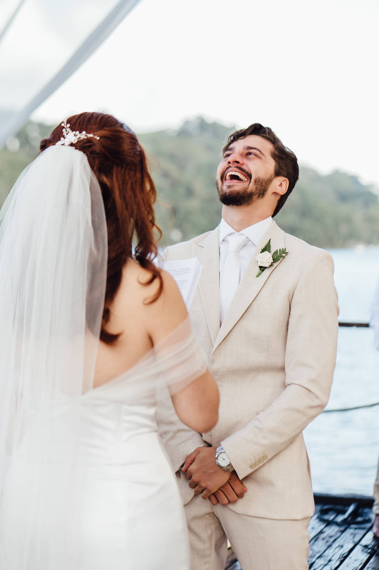 Noivo rindo durante a cerimônia