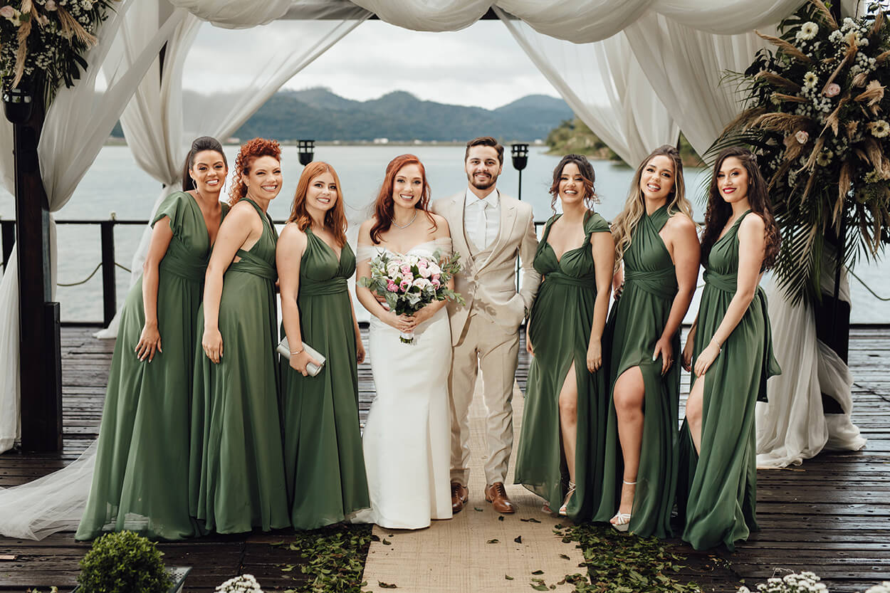 Noivos e madrinhas com vestidos verde com fenda 