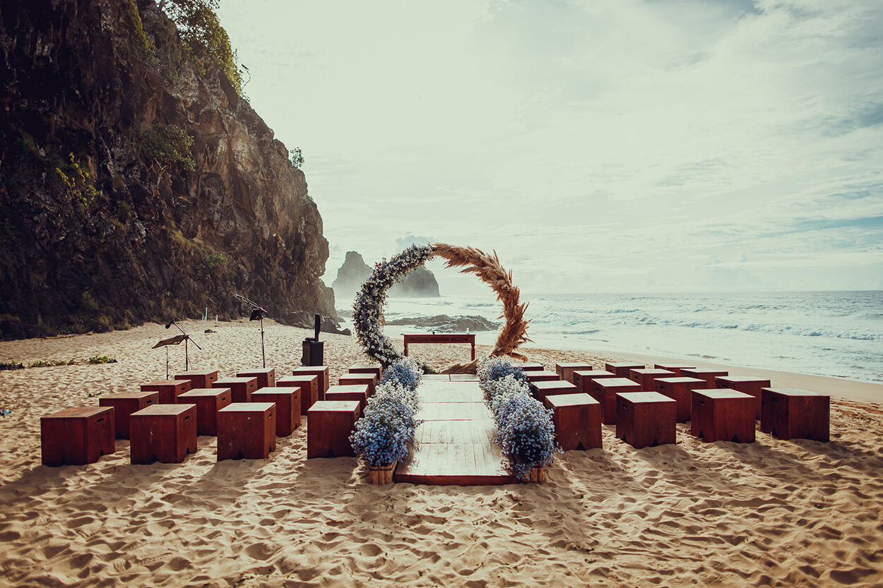 altar com capim dos pampas com flores brancas e lavanda na praia