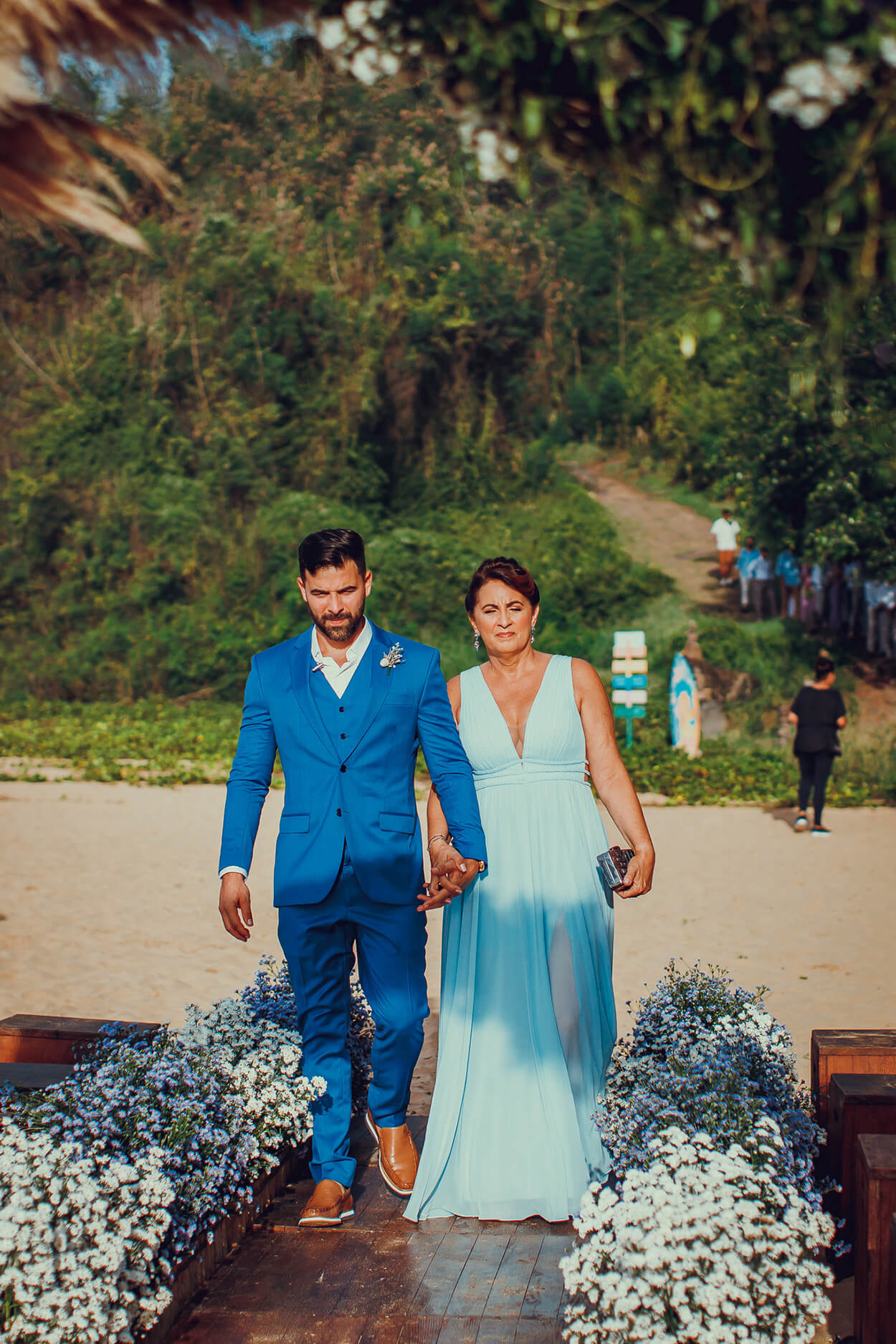 Entrada do noivo ao lado da mãe com vestido azul serenity