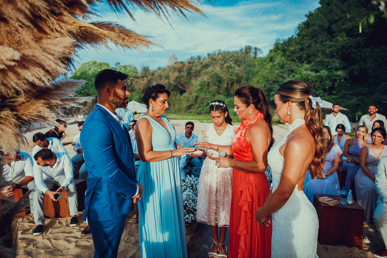Cerimônia no altar de casamento na praia