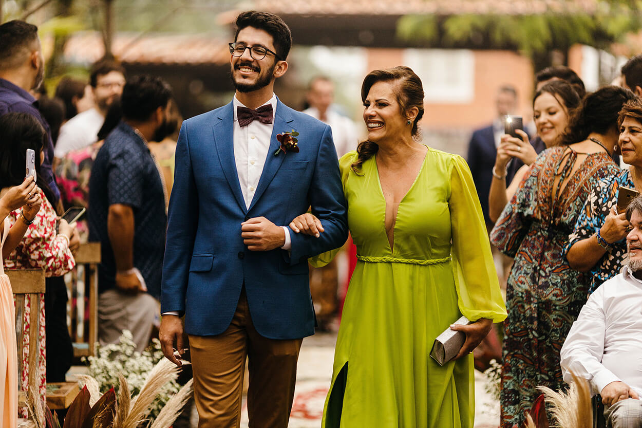 Entrada do noivo com sua mãe com vestido verde pistache