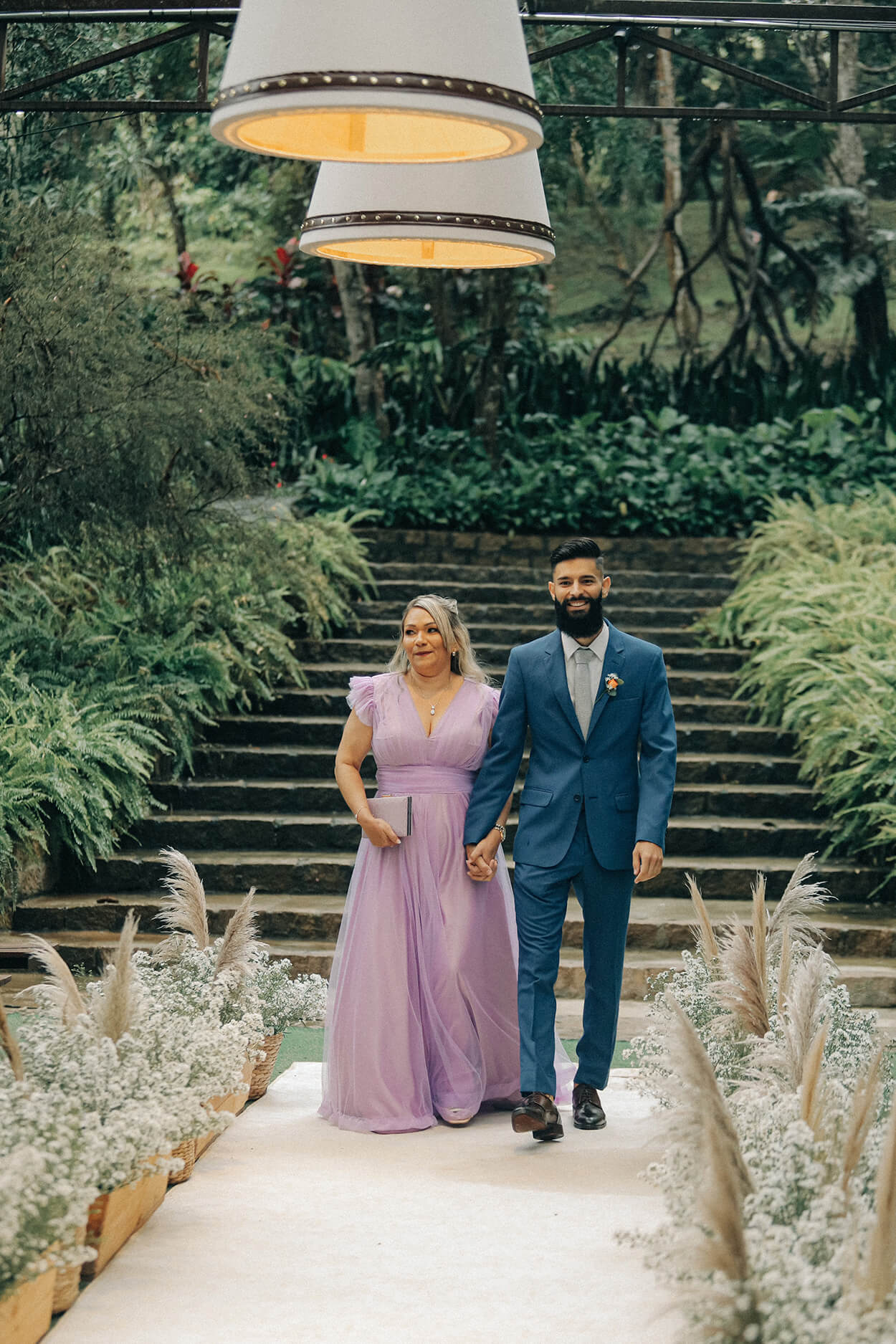 Entrada do noivo com sua mãe usando vestido lilás