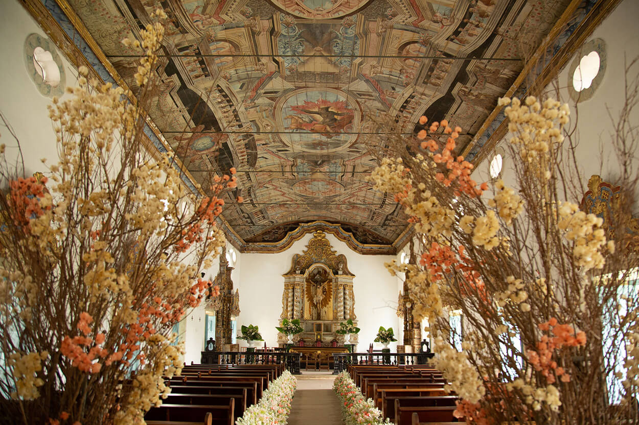 Igreja decorada com ramos com flores secas