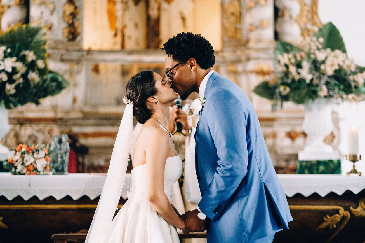 Noivos se beijando no casamento na igreja