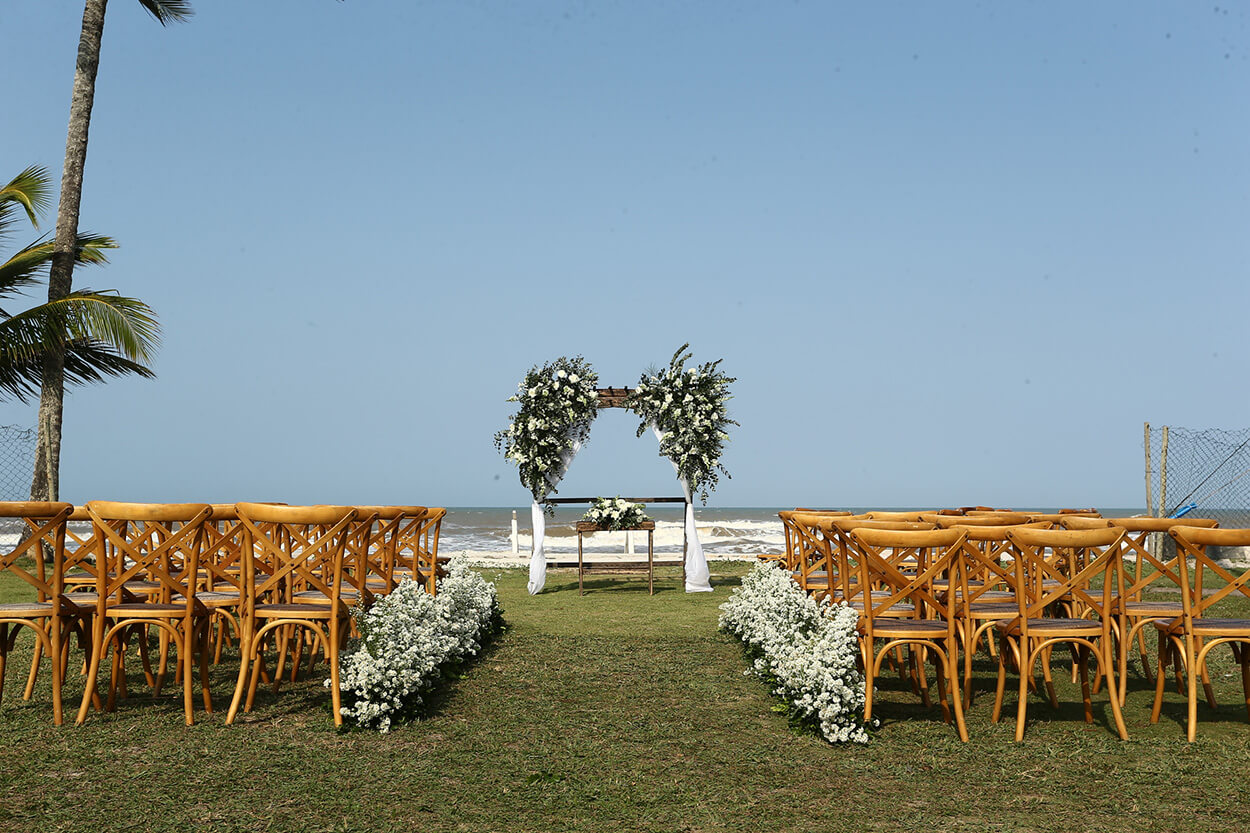 altar com flores brancas na praia