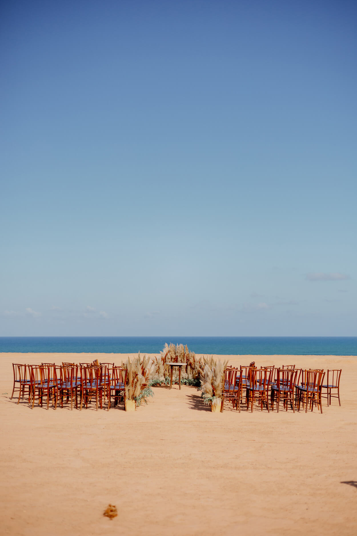 Cadeiras e altar para casamenrto na praia