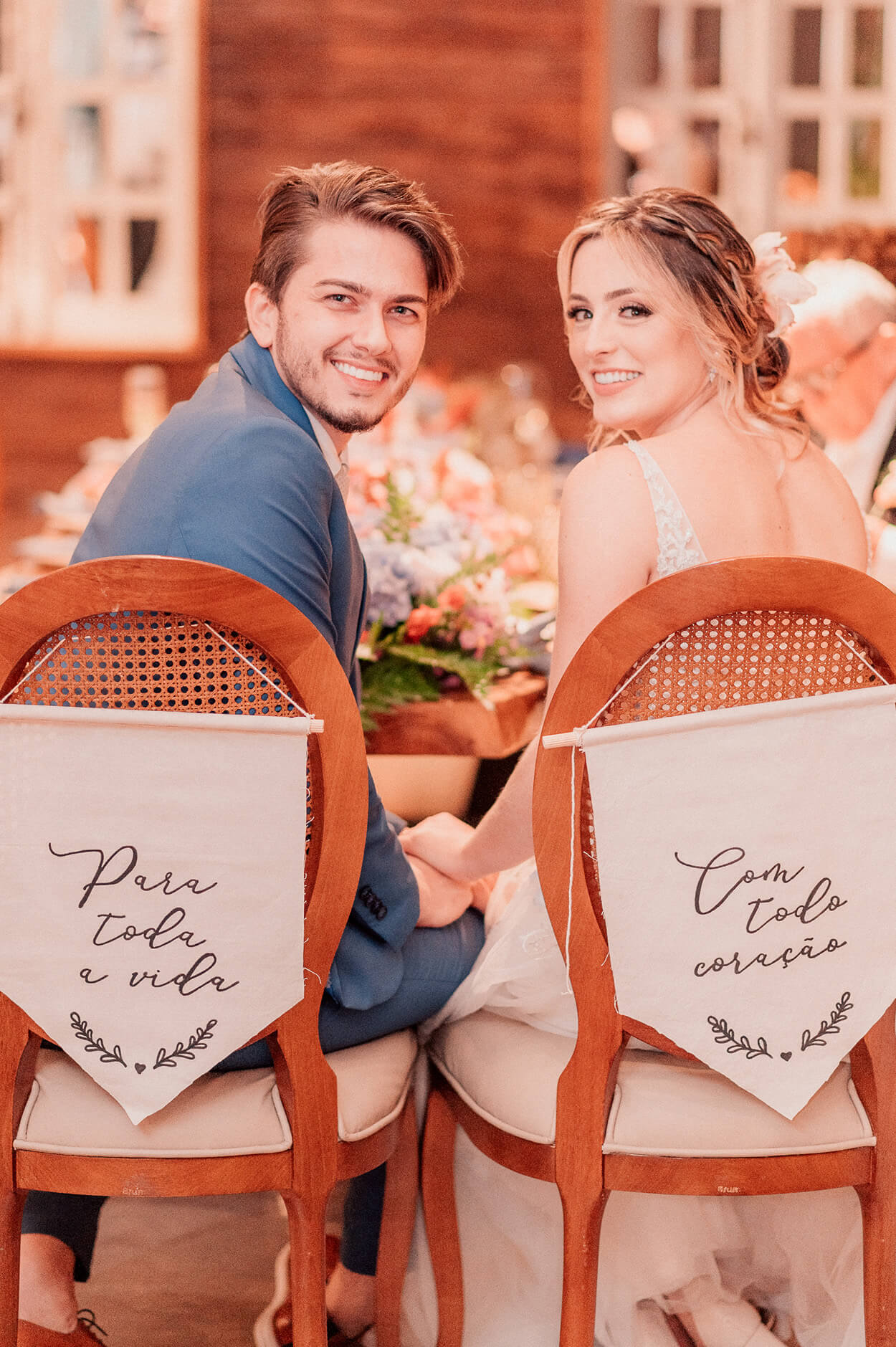 Noivos sentados na cadeira dos noivos