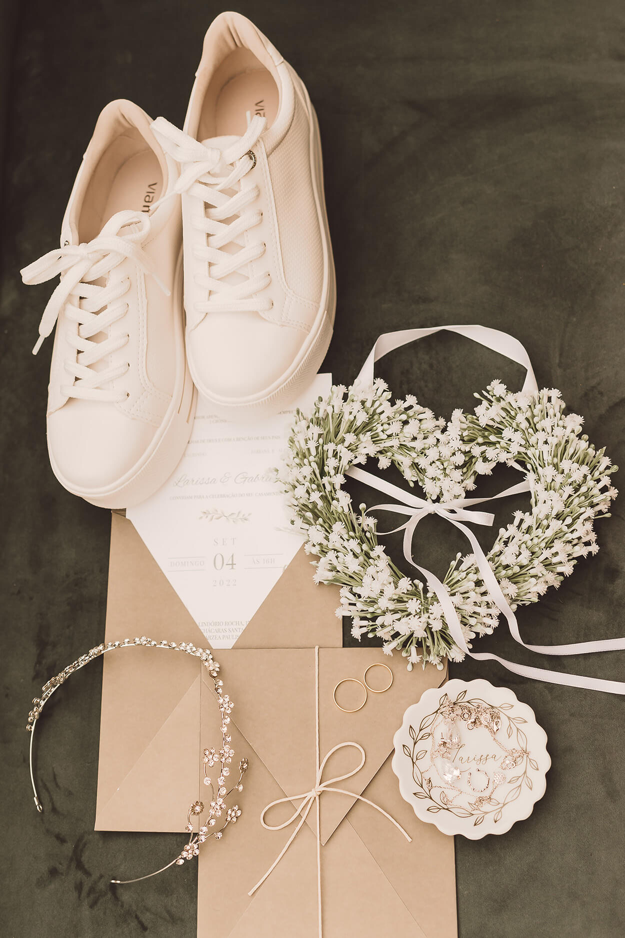 Convite de casamento branco e bege e tênis branco e porta aliança em formato de coração