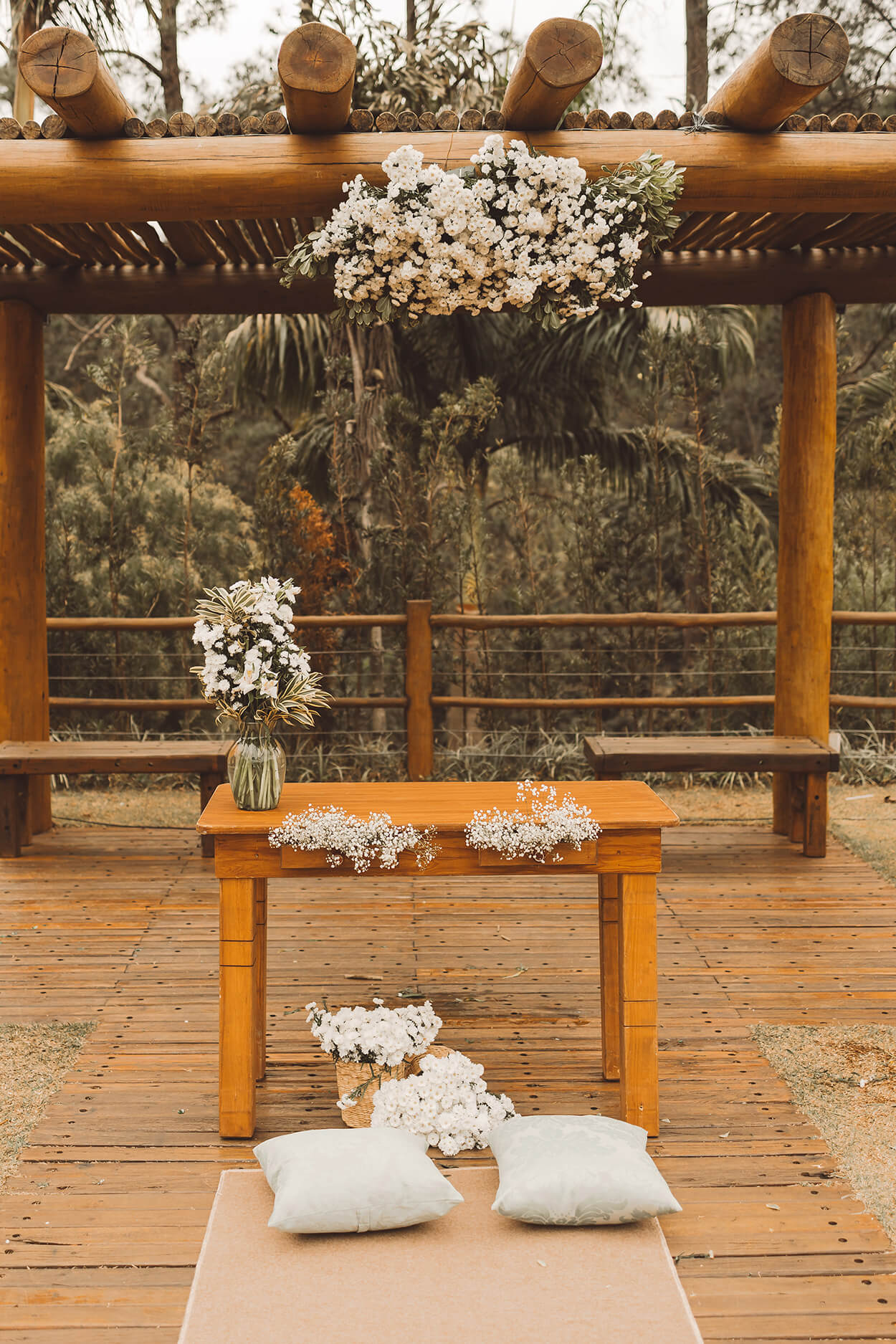 Mesa de madeira com flores brancas
