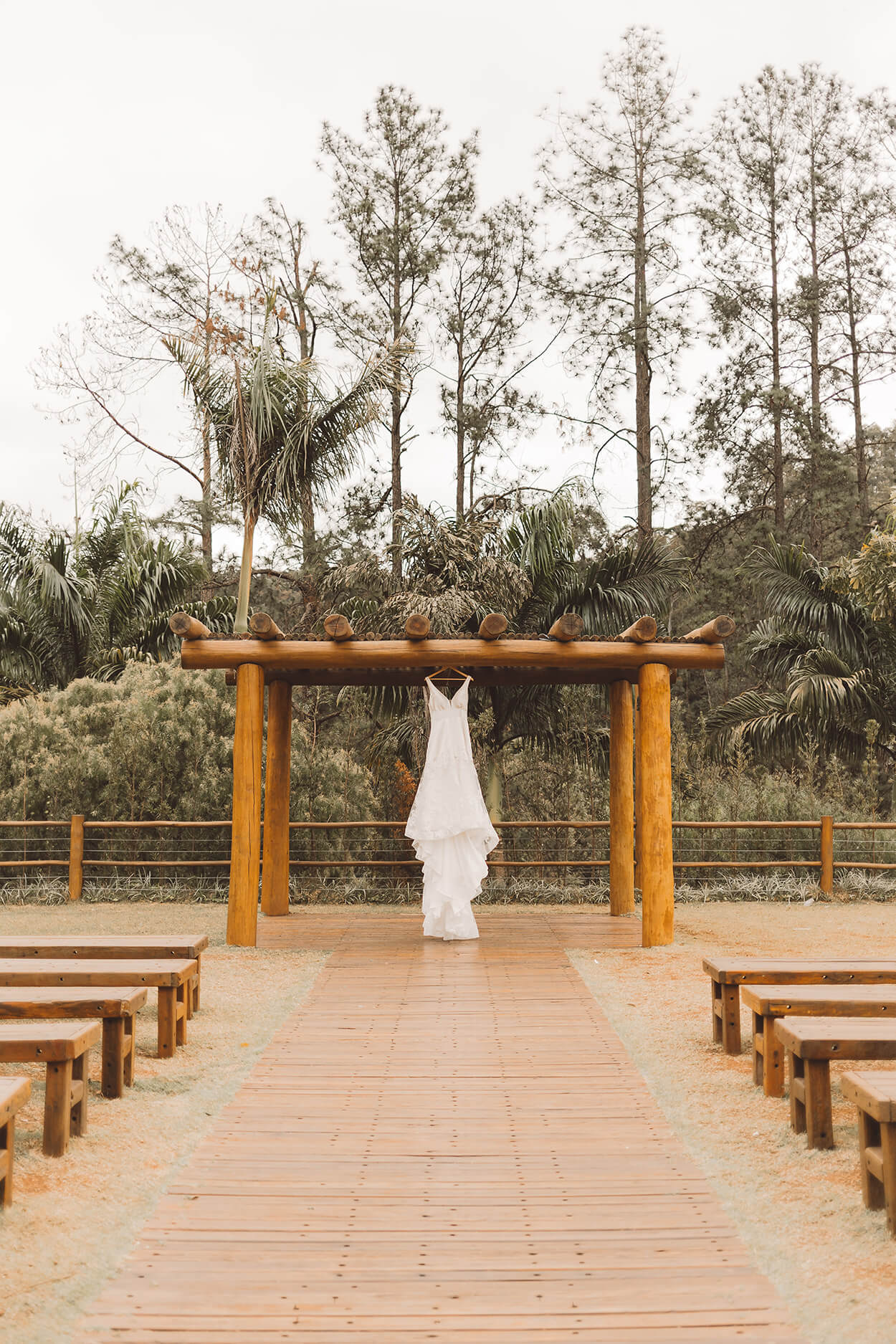 Vestido de noiva pendurado em estrutura de madeira