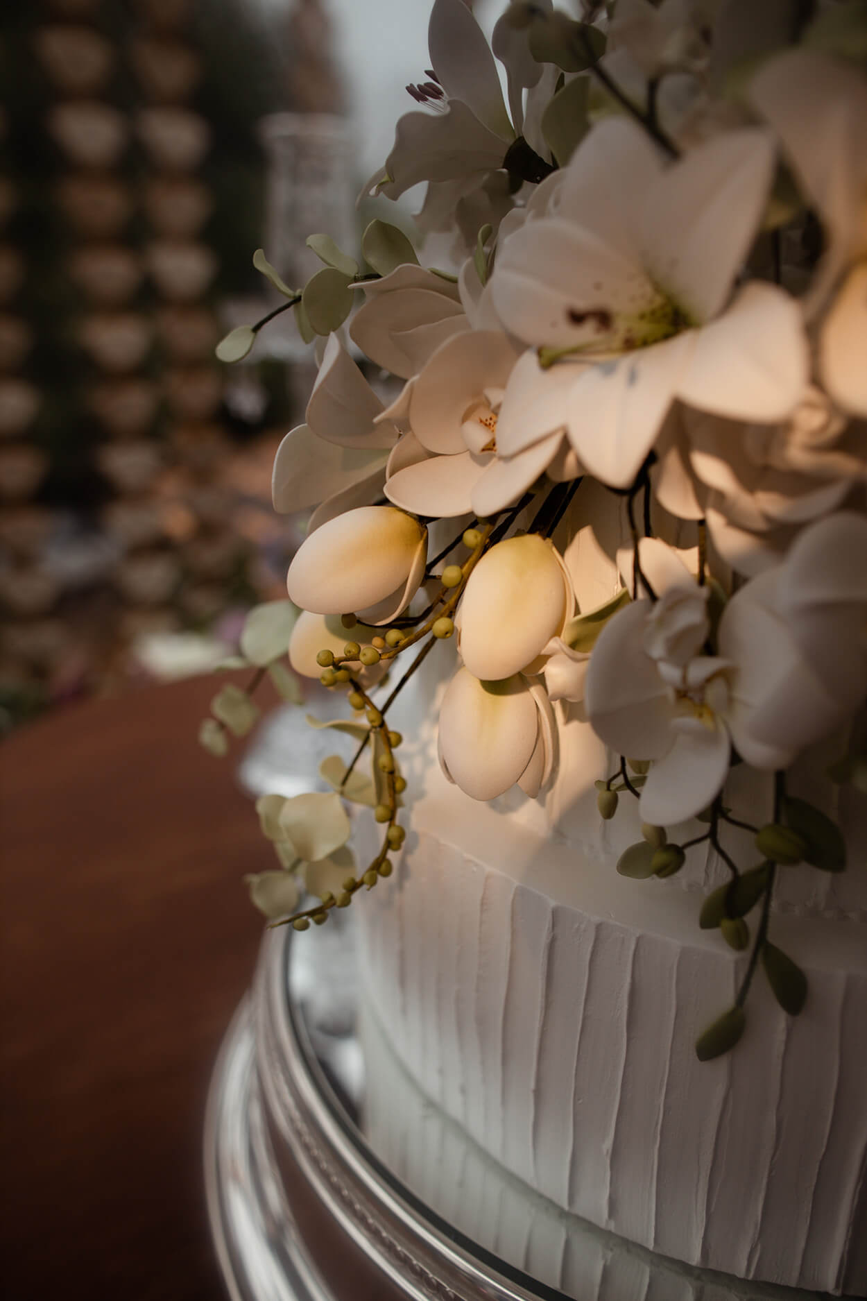flor branca no topo do bolo de casamento
