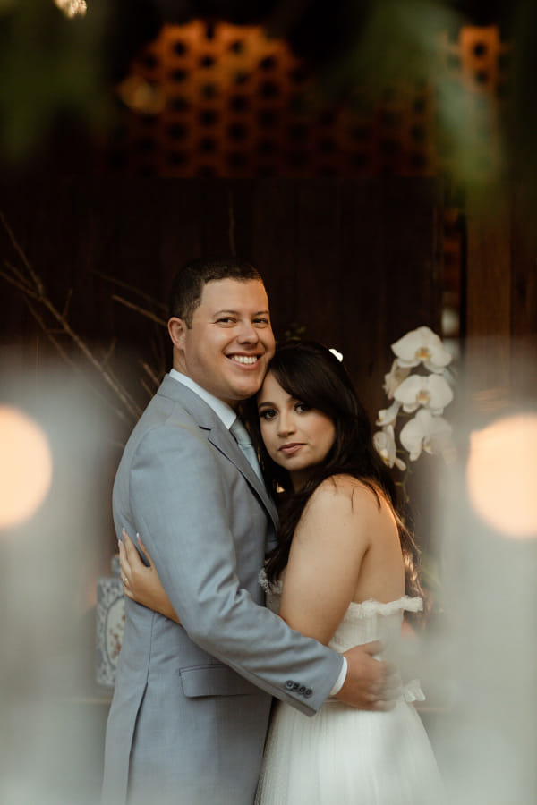 capa post: Noivos se abraçando