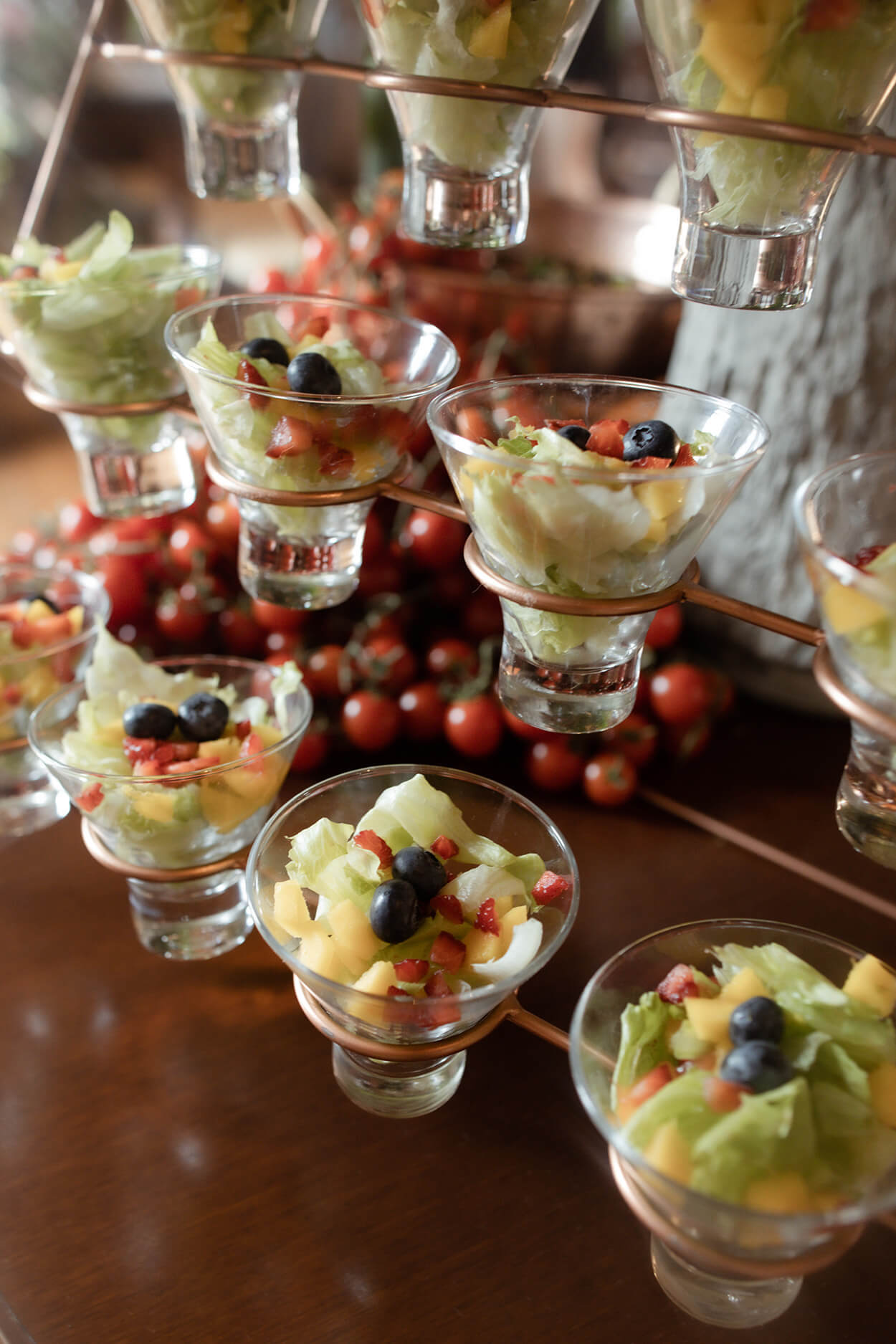 taças com frutas sob a mesa