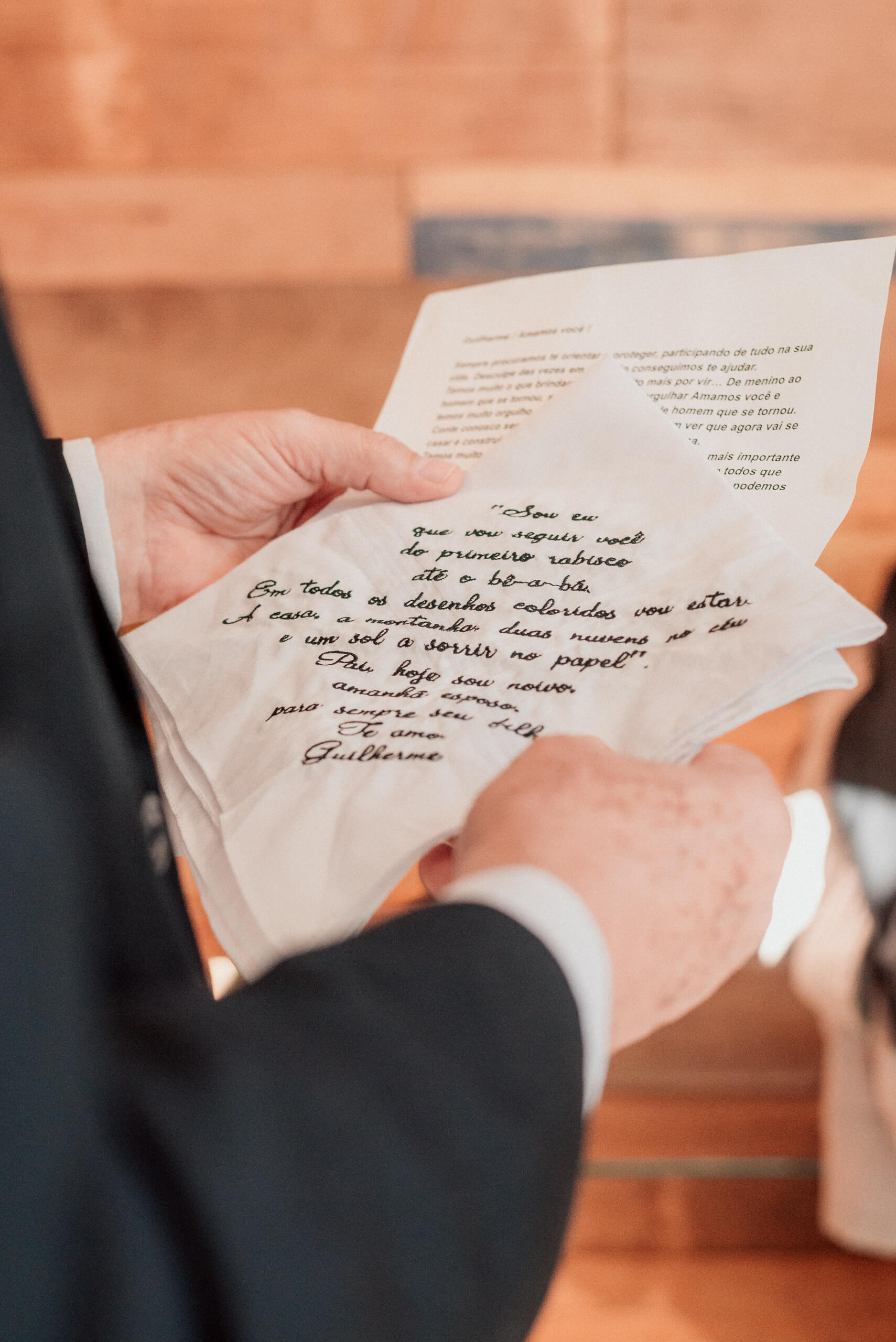 pai do noivo segurando carta escrita a mao