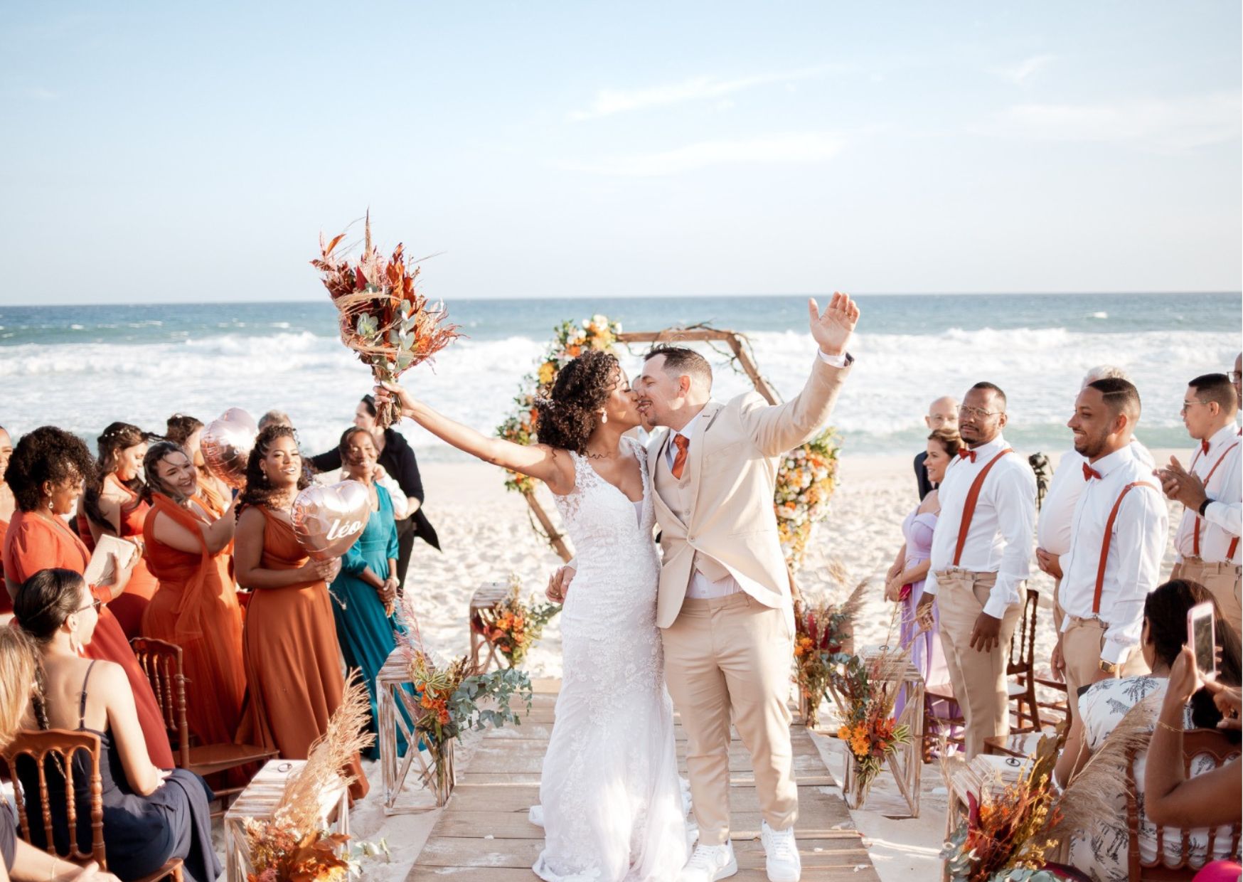 noivos se beijando em casamento na praia