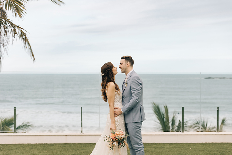 Charmoso casamento à beira mar na praia do Guarujá