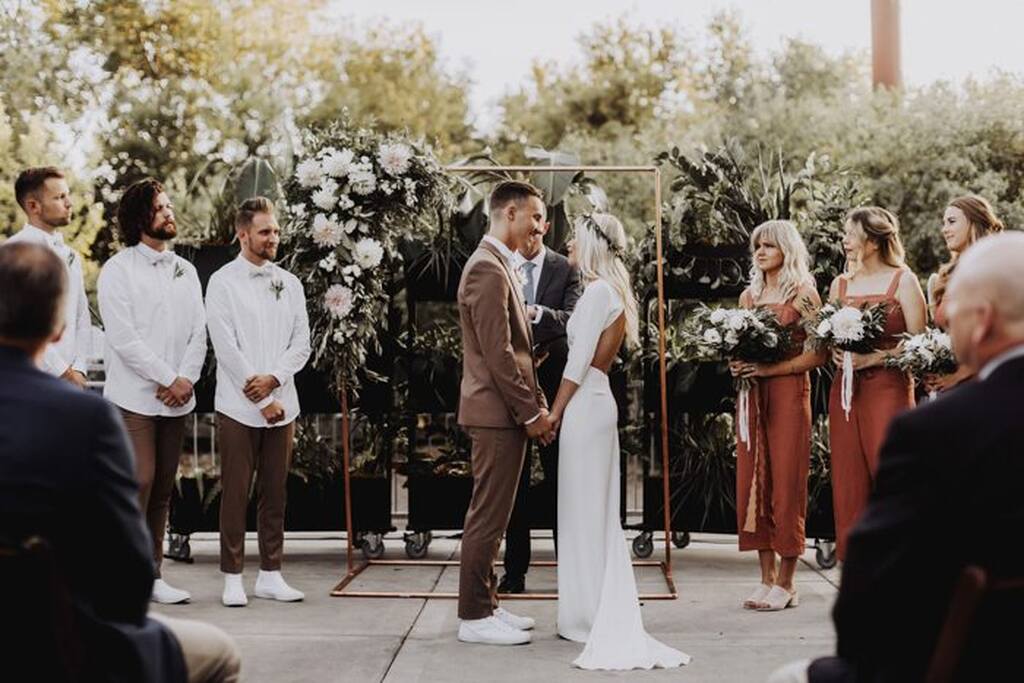 cortejo de casamento com com padrinhos e madrinhas em cada lado