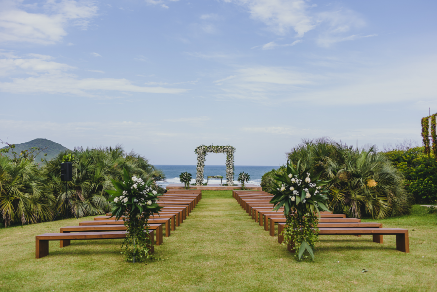 espaço para cerimônia ao ar livre em frente ao mar da praia do rosa na fazenda verde