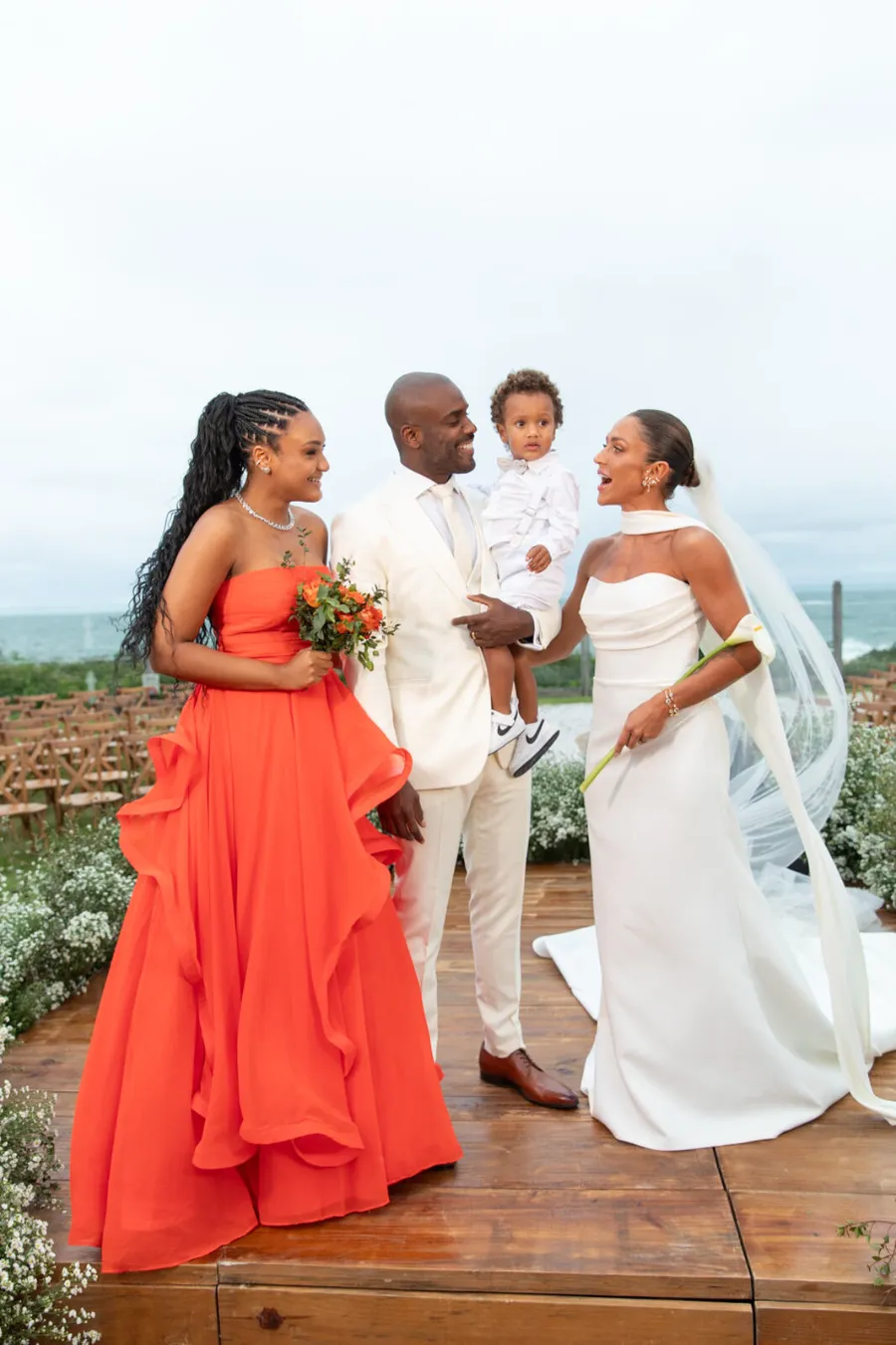 noivos e pajem ao lado de madrinha de terracota