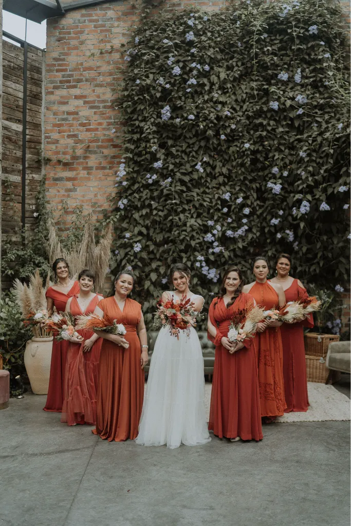 noiva ao lado de madrinhas de casamento terracota