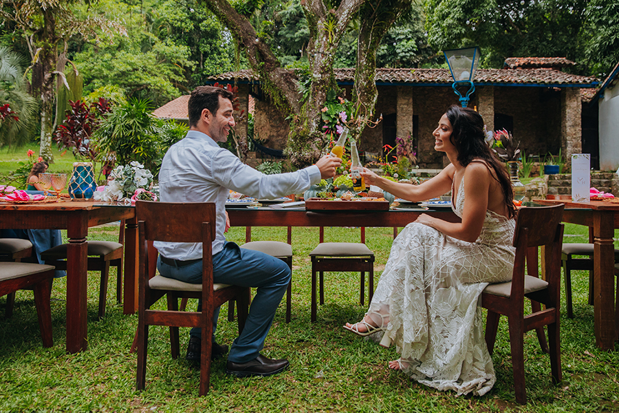 Micro Wedding com cerimônia íntima no jardim da Vila Siriúba