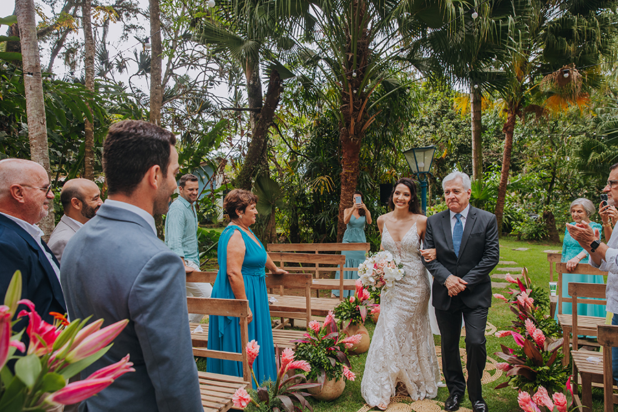 Micro Wedding com cerimônia íntima no jardim