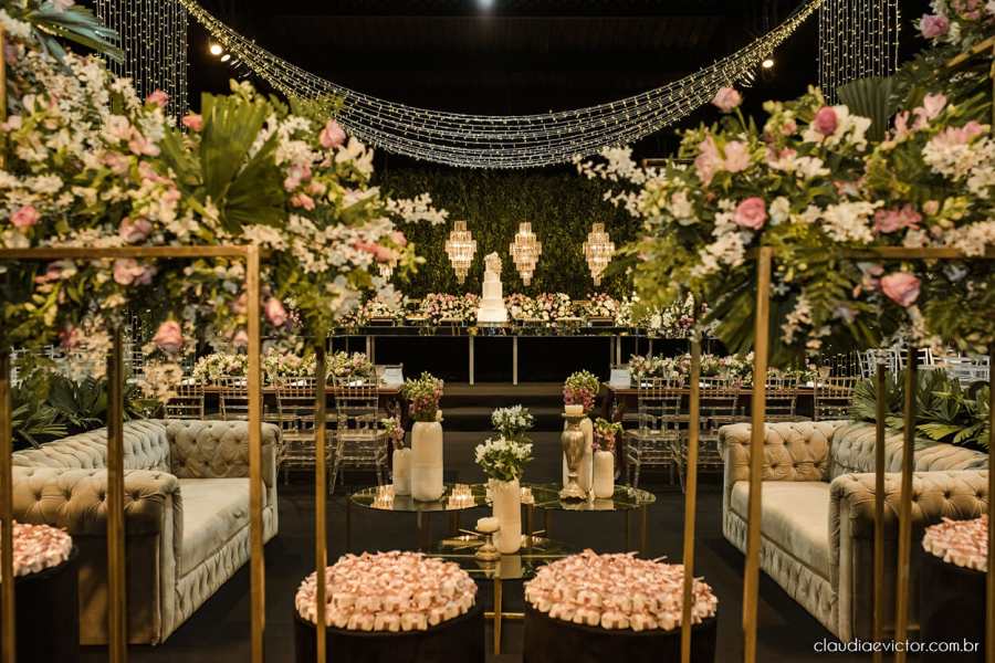 Casamento clássico e elegante transforma salão em jardim iluminado