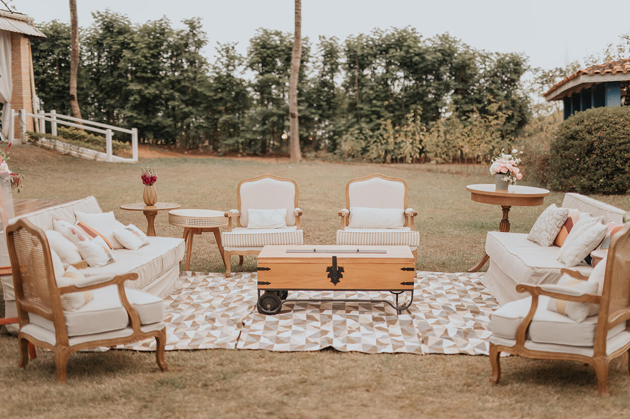 sofás e poltronas brancas clássicas no jardim