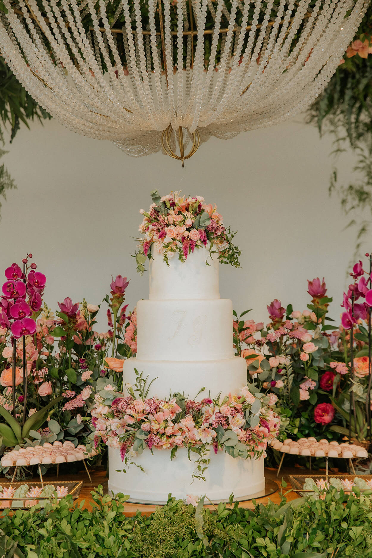 bolo de casamento branco redondo com quatro andares e topo com flores rosas
