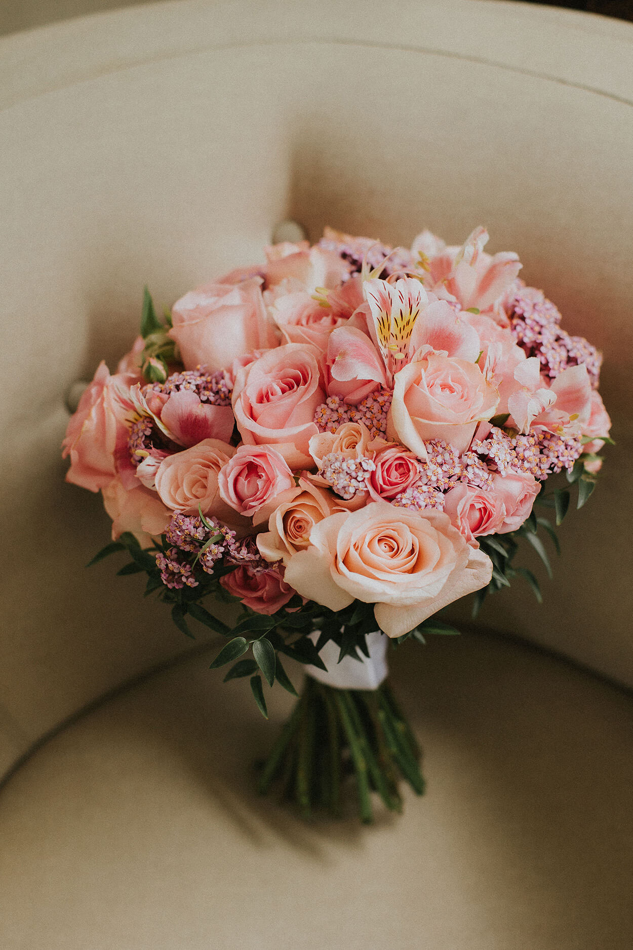 buque com rosas e flores lilás